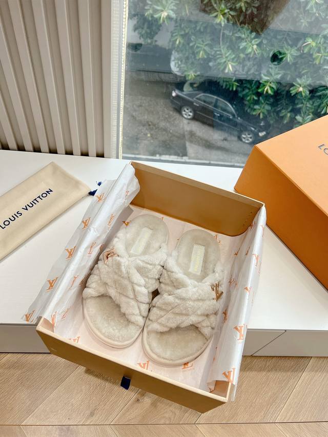 G021高版 Louis Vuitt路易威蹬lv毛毛拖 限定款居家酒店拖鞋 皮草拖鞋頂级品质水貂打造！超温暖的感觉，穿上仿佛踩在云朵上 经典水貂精致高级！ 面料