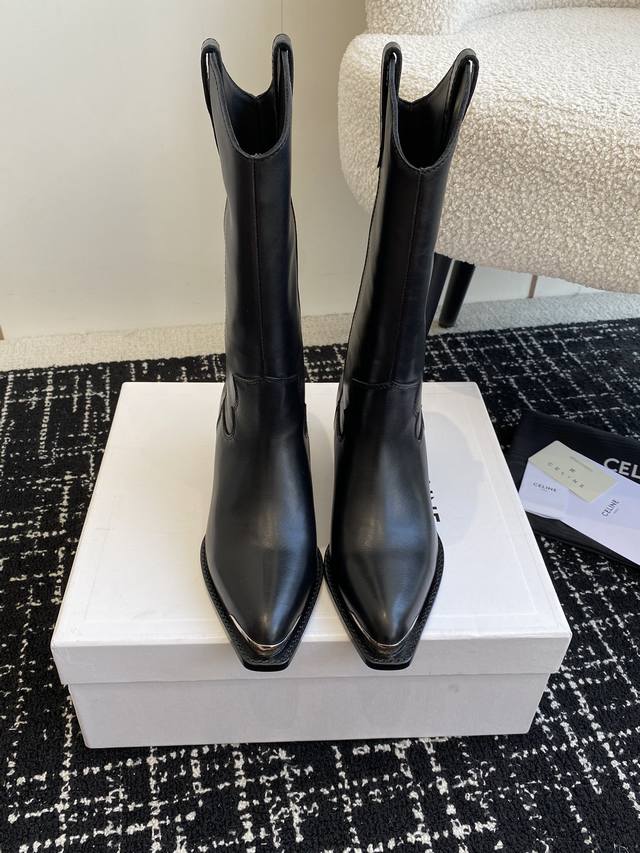 代购级 Celine 赛琳 24Ss秋冬新品 复古粗跟 切尔西 尖头 铁扣 长靴 高靴 塞琳这一季好看的款式真的是很多 比如这款军靴就很机车风 重点夸夸靴筒设计