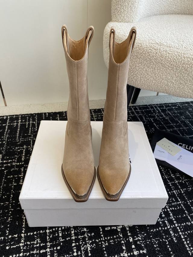 代购级 Celine 赛琳 24Ss秋冬新品 复古粗跟 切尔西 尖头 铁扣 长靴 高靴 塞琳这一季好看的款式真的是很多 比如这款军靴就很机车风 重点夸夸靴筒设计
