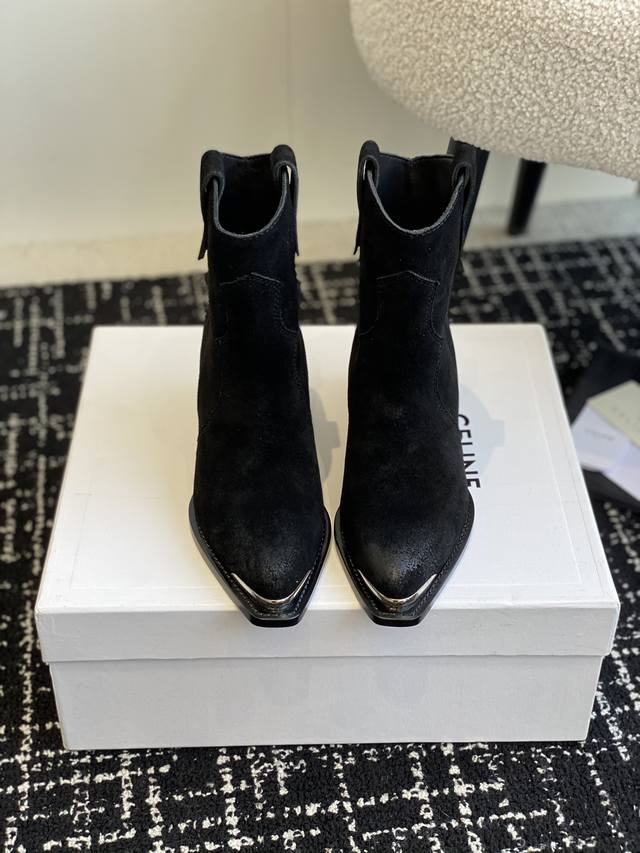 代购级 Celine 赛琳 24Ss秋冬新品 复古粗跟 切尔西 尖头 铁扣短靴 塞琳这一季好看的款式真的是很多 比如这款军靴就很机车风 重点夸夸靴筒设计 完全不