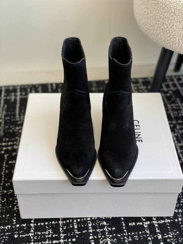 代购级 Celine 赛琳 24Ss秋冬新品 复古粗跟 切尔西 尖头 铁扣短靴 塞琳这一季好看的款式真的是很多 比如这款军靴就很机车风 重点夸夸靴筒设计 完全不