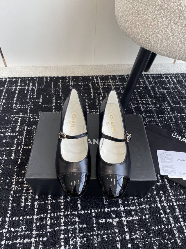 代购级 Chanel 24Ss 玛丽珍 单鞋 秋冬单鞋系列属于小爆款 上图必卖 可可爱爱的玛丽珍造型，原版开模五金跟！ 鞋面：进口羊皮 进口漆皮 内里:羊皮 大