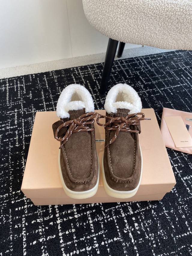 代购级 Miumiu 24Ss 秋冬走秀款 厚底 系带 羊毛 方头乐福鞋 经常出现在各大时装杂志封面 各路明星、小红书博主都有钟爱 搭配五金logo更显优雅，上