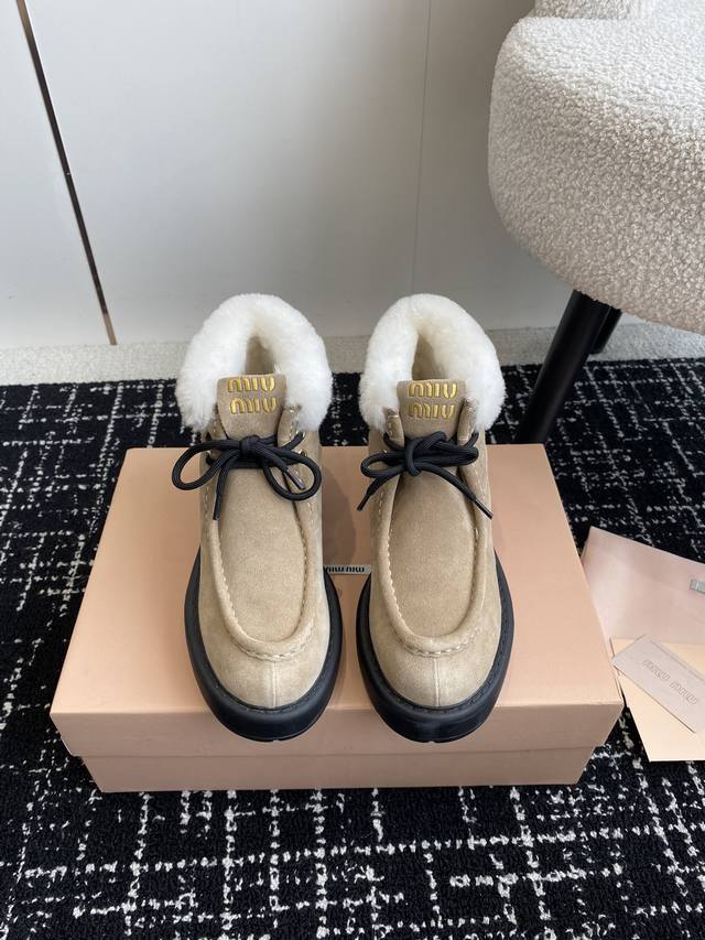 代购级麂皮 擦色牛皮 Miu Miu 24Ss 秋冬走秀新款 羊毛 休闲短靴 今年最值得入手的靴子 没有之一！ 超多网红明星上脚 Miumiu今年秋冬确实泰酷辣