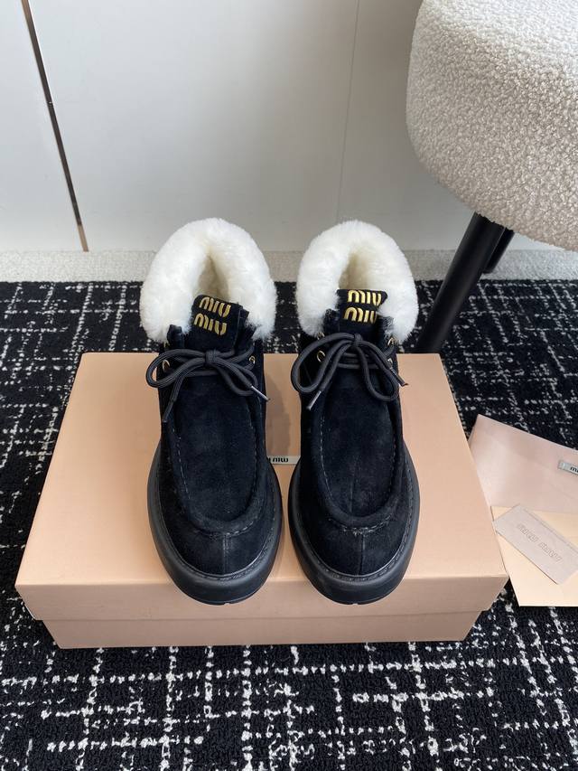 代购级麂皮 擦色牛皮 Miu Miu 24Ss 秋冬走秀新款 羊毛 休闲短靴 今年最值得入手的靴子 没有之一！ 超多网红明星上脚 Miumiu今年秋冬确实泰酷辣