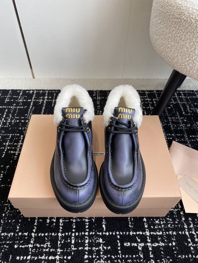 代购级麂皮 擦色牛皮 Miu Miu 24Ss 秋冬走秀新款 羊毛 休闲短靴 今年最值得入手的靴子 没有之一！ 超多网红明星上脚 Miumiu今年秋冬确实泰酷辣