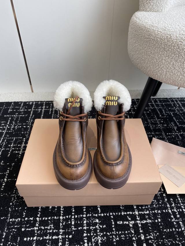 代购级麂皮 擦色牛皮 Miu Miu 24Ss 秋冬走秀新款 羊毛 休闲短靴 今年最值得入手的靴子 没有之一！ 超多网红明星上脚 Miumiu今年秋冬确实泰酷辣