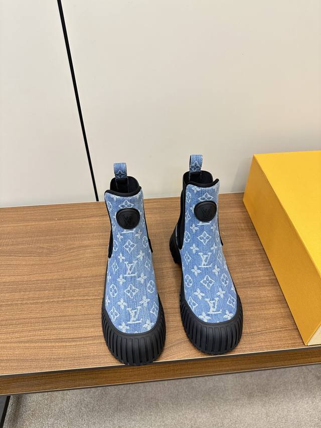 Louis Vuitton Fw24 New Arrival切尔西短靴升级版 Lv Ruby 短靴顶级版本爆款来袭，哈哈新款的靴靴非常特别，平底靴在硬朗和柔美之