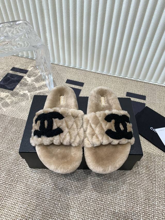 Chanel 24 秋冬懒人毛毛拖 流行风纯皮毛一体羔羊毛打造！小香ig超温暖的感觉，穿上仿佛踩在云朵上，精致高级！让这双毛拖身价陡增！非常好穿不打滑，而且鞋底