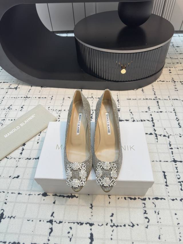 代购级别 市场唯一对版manolo Blahnik 万年不败的经典款 重金购买三个原版购入 一系列四种跟高1:1复刻定制 做到零差距。试脚 调楦 定制一年有余，