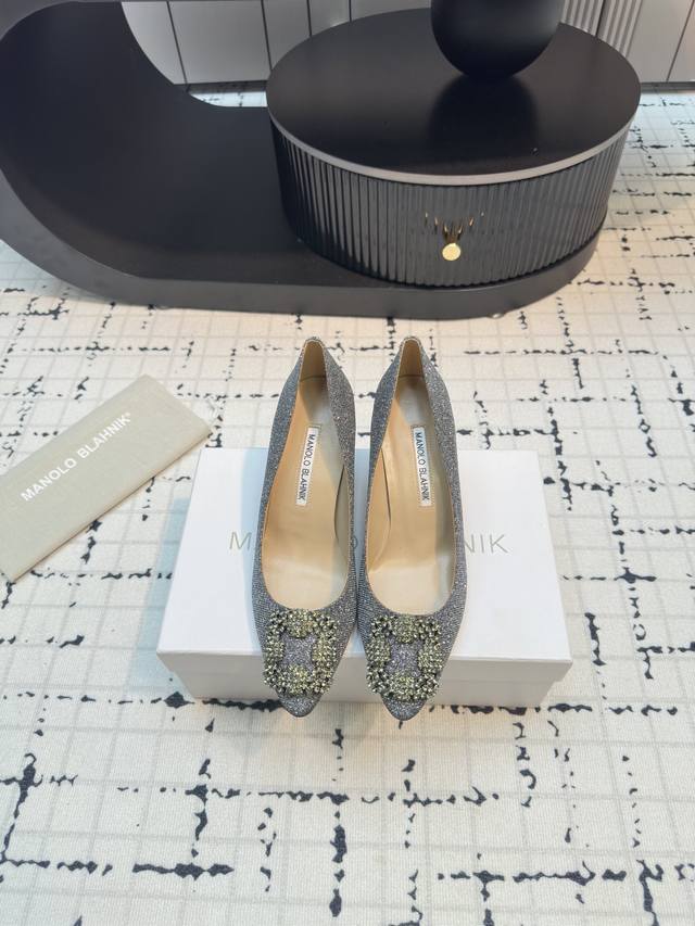 代购级别 市场唯一对版manolo Blahnik 万年不败的经典款 重金购买三个原版购入 一系列四种跟高1:1复刻定制 做到零差距。试脚 调楦 定制一年有余，