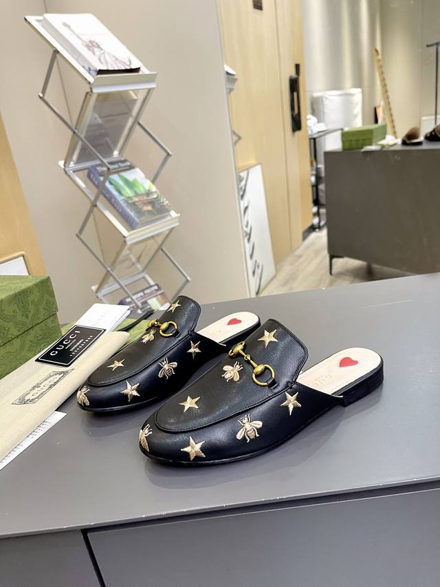 出厂价 皮底 Gucci 古奇 光面半拖 ，鞋面材质 皮面，内里垫脚全羊皮，系列拖鞋已成为gucci系列的主打单品，别出心裁而充满摩登气息，配饰是对马衔扣乐福鞋