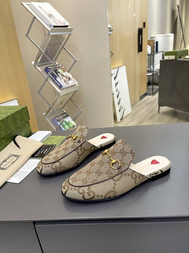 出厂价 皮底 Gucci 古奇 光面半拖 ，鞋面材质 皮面，内里垫脚全羊皮，系列拖鞋已成为gucci系列的主打单品，别出心裁而充满摩登气息，配饰是对马衔扣乐福鞋