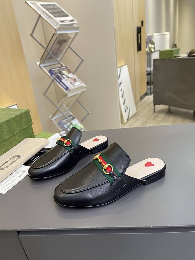 出厂价 皮底 Gucci 古奇 光面半拖 ，鞋面材质 皮面，内里垫脚全羊皮，3色入选，系列拖鞋已成为gucci系列的主打单品，别出心裁而充满摩登气息，配饰是对马
