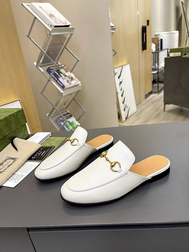 出厂价 皮底 Gucci 古奇 光面半拖 ，鞋面材质 皮面，内里垫脚全羊皮，3色入选，系列拖鞋已成为gucci系列的主打单品，别出心裁而充满摩登气息，配饰是对马