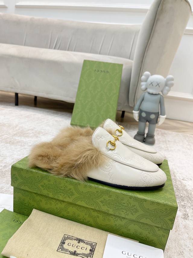 出厂价皮底p Gucci 古奇 光面半拖 ，鞋面材质 皮面，内里垫脚全羊皮，2色入选，系列拖鞋已成为gucci系列的主打单品，别出心裁而充满摩登气息，配饰是对马