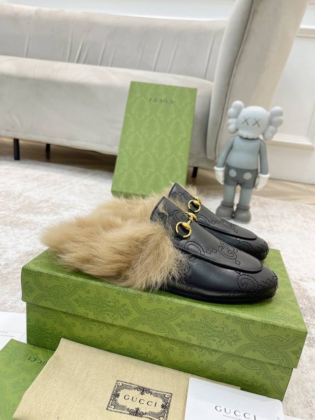 出厂价皮底p Gucci 古奇 光面半拖 ，鞋面材质 皮面，内里垫脚全羊皮，2色入选，系列拖鞋已成为gucci系列的主打单品，别出心裁而充满摩登气息，配饰是对马