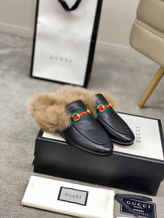 出厂价皮底p Gucci 古奇 光面半拖 ，鞋面材质 皮面，内里垫脚全羊皮，2色入选，系列拖鞋已成为gucci系列的主打单品，别出心裁而充满摩登气息，配饰是对马