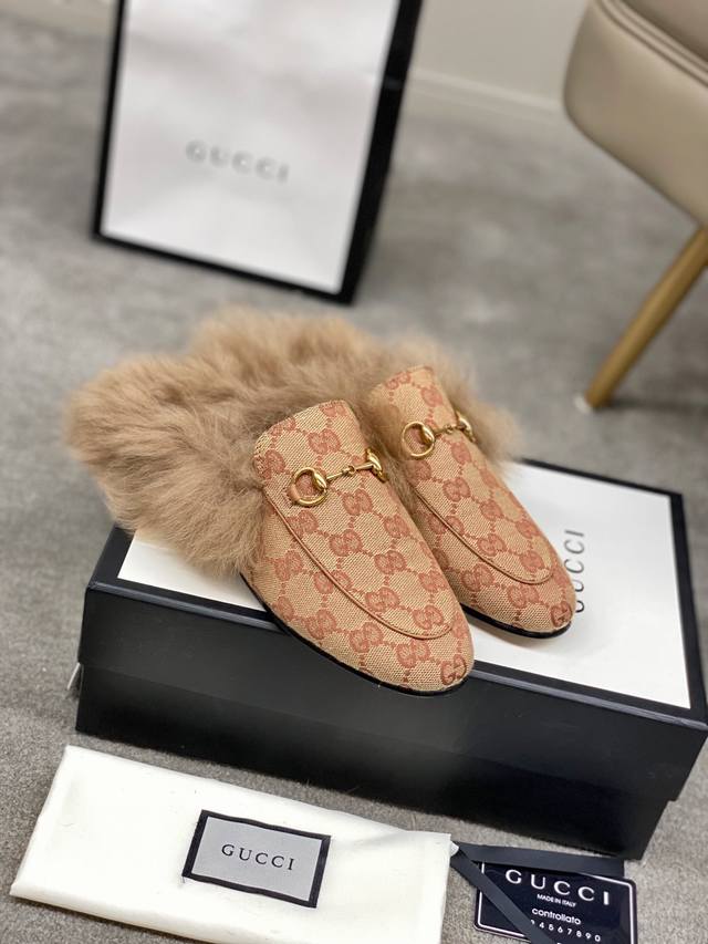 出厂价皮底p Gucci 古奇 光面半拖 ，鞋面材质 皮面，内里垫脚全羊皮，2色入选，系列拖鞋已成为gucci系列的主打单品，别出心裁而充满摩登气息，配饰是对马