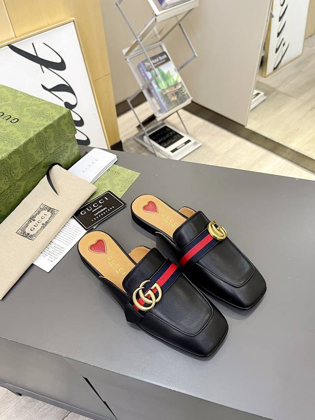 出厂价皮底 Gucci 古奇 双g扣半拖 ，鞋面材质 ，内里垫脚全羊皮，2色入选，系列拖鞋已成为gucci系列的主打单品，别出心裁而充满摩登气息，配饰是对马衔扣