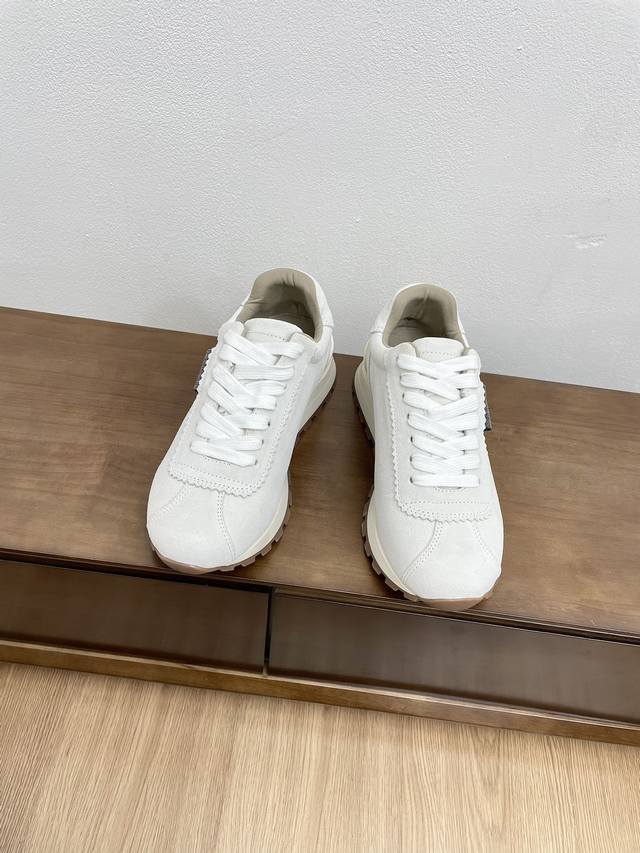 男款10情侣款顶级版本brunello Cucinelli 新款bc经典休闲鞋运动鞋 Bc是意大利知名品牌，极简主义风格，复古又高级！简约又大气，属于非常耐看的