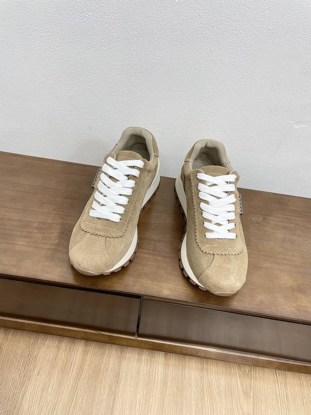 男款10情侣款顶级版本brunello Cucinelli 新款bc经典休闲鞋运动鞋 Bc是意大利知名品牌，极简主义风格，复古又高级！简约又大气，属于非常耐看的