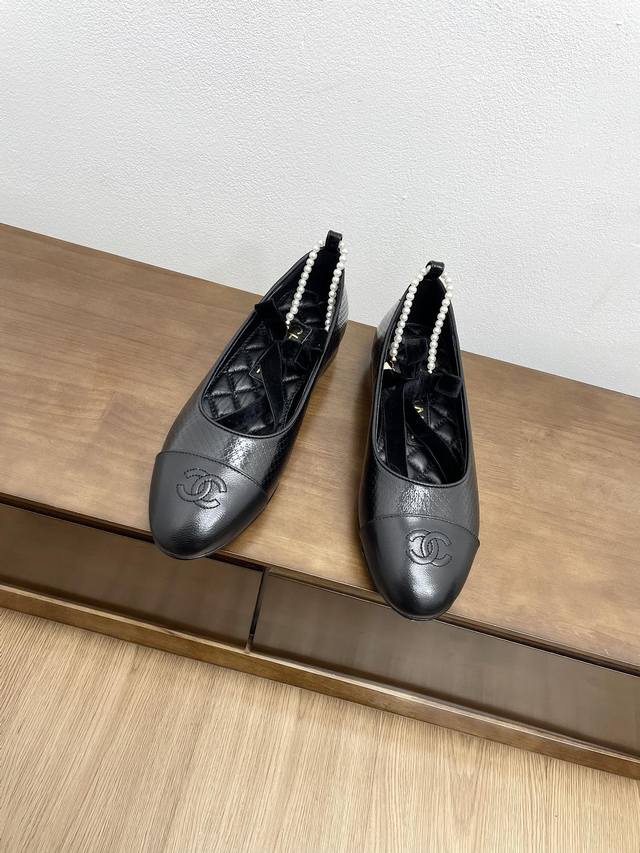顶级版本chane*新款珍珠蝴蝶结脚链平底单鞋 蝴蝶结装饰甜美可爱 温柔淑女范 五金全部zp开模 质感超好 鞋面:羊皮拼接牛皮 内里垫脚:羊皮 大底:意大利真皮