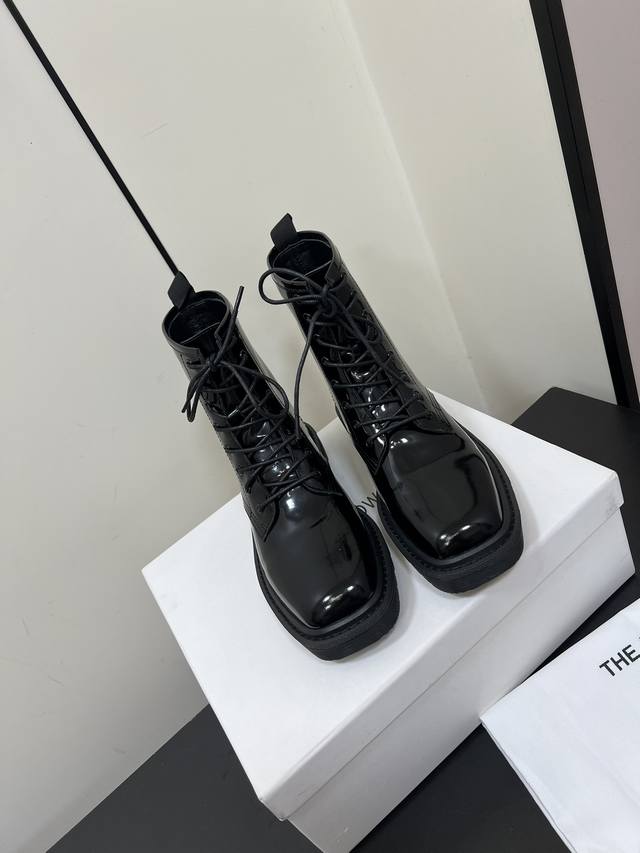 The Row 系带马丁靴 极简设计 这是英国品牌therow里的上脚无敌好看，且好穿 这是小众品牌therow 上脚无敌好看，且超级好穿 面料高端牛皮开边珠