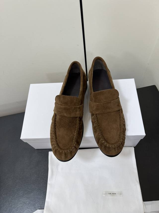 The Row 麂皮乐福鞋新品 延续经典又突破经典，时髦复古气质 柔和细腻的麂皮的质感和秋冬超搭呀 鞋底意大利进口牛皮底，做注塑工艺 好穿好搭有调性 Size