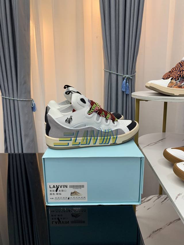 Lanvin × Gallery Department 联名款限定系列；沉稳、笃定、活泼、经典与潮流、成熟与青春；诠释多面魅力组合构成一个五彩斑斓的艺术品浪凡情