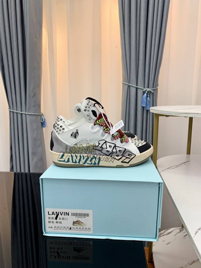 Lanvin × Gallery Department 联名款限定系列；沉稳、笃定、活泼、经典与潮流、成熟与青春；诠释多面魅力组合构成一个五彩斑斓的艺术品浪凡情