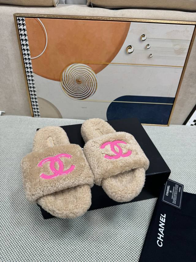 Chanel新色羊毛拖鞋頂级品质纯皮毛一体羔羊毛打造！米超温暖的感觉，穿上仿佛踩在云朵上经典老花装饰，精致高级！让这双毛拖身价陡增！鞋底是原版开模的防滑橡胶大底