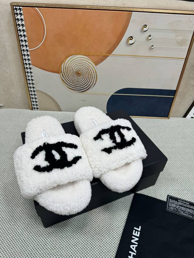 Chanel新色羊毛拖鞋頂级品质纯皮毛一体羔羊毛打造！米超温暖的感觉，穿上仿佛踩在云朵上经典老花装饰，精致高级！让这双毛拖身价陡增！鞋底是原版开模的防滑橡胶大底