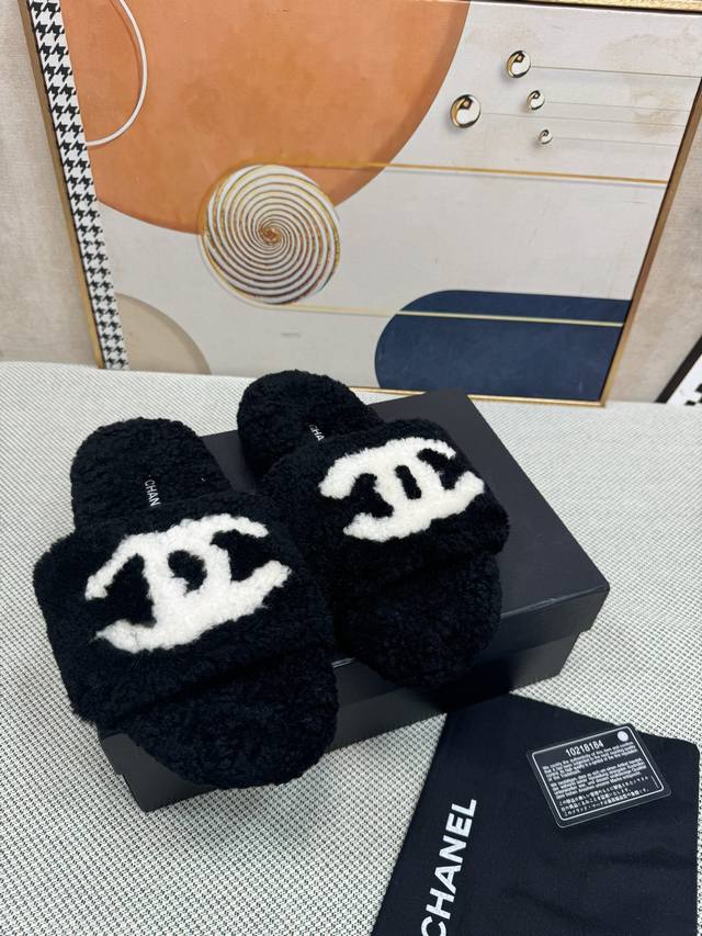 Chanel新色羊毛拖鞋頂级品质纯皮毛一体羔羊毛打造！米超温暖的感觉，穿上仿佛踩在云朵上经典老花装饰，精致高级！让这双毛拖身价陡增！鞋底是原版开模的防滑橡胶大底