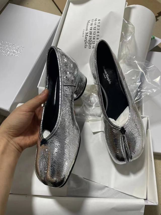 Maisonmargiela 马丁 马吉拉，分趾中跟单鞋. 面料采用爆裂金属牛皮，内里垫脚牛皮；颜色：金属银色、金属枪色 码数；35-40. 34、41、可以定