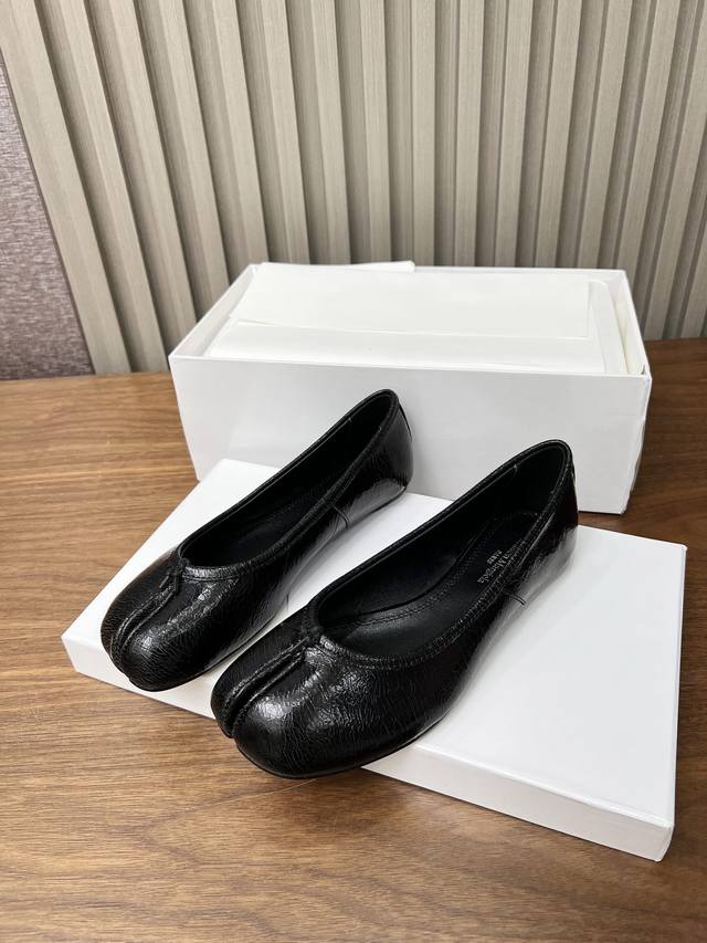 Maisonmargiela 马丁 马吉拉，金典款分趾单鞋. 上脚舒适 .个性十足。面料采用金属牛皮，内里羊皮、垫脚羊皮，颜色；金属黑色、金属银色、金属枪色，