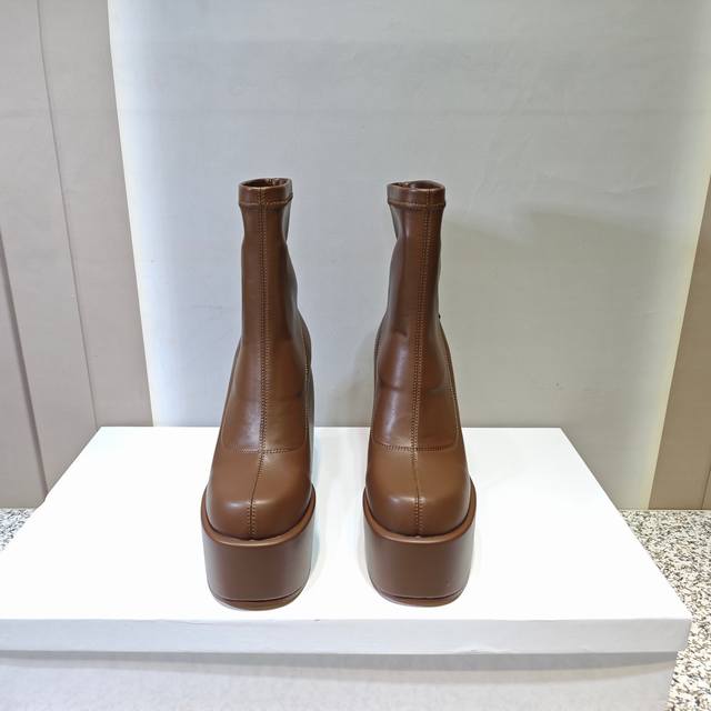 独家顶级版本 Naked Wolfe～23Vs春夏最新秀场恨天高大粗跟系列 狐狸扣 恨天高时装短靴 Naked Wolfe耐德 沃夫是一家伦敦时装设计师品牌，狐