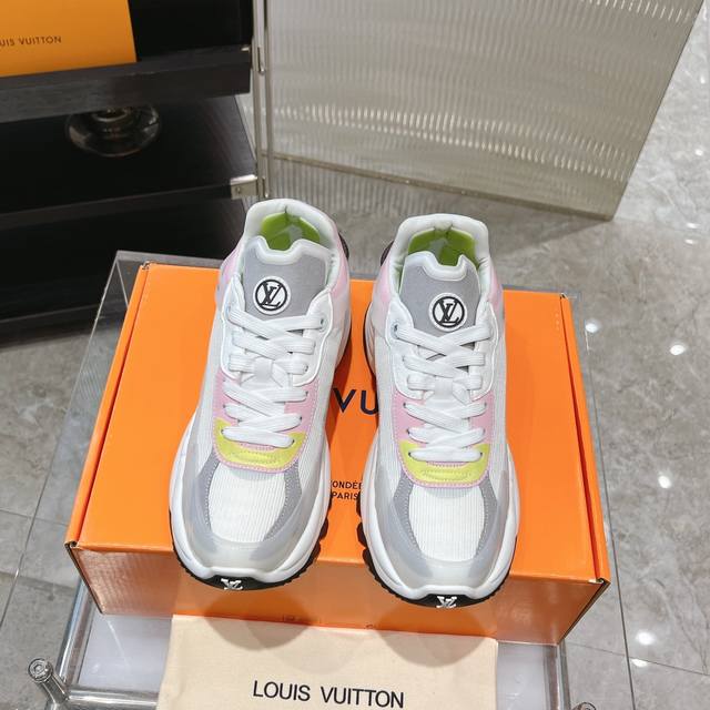 工厂价： 5 顶级代购版本 Lv Run55独家爆款摩登增高运动休闲鞋° 原版 P10220购入开发做货 舒适感极佳 像踩在云朵上 鞋面选材原版进口的dk透气网