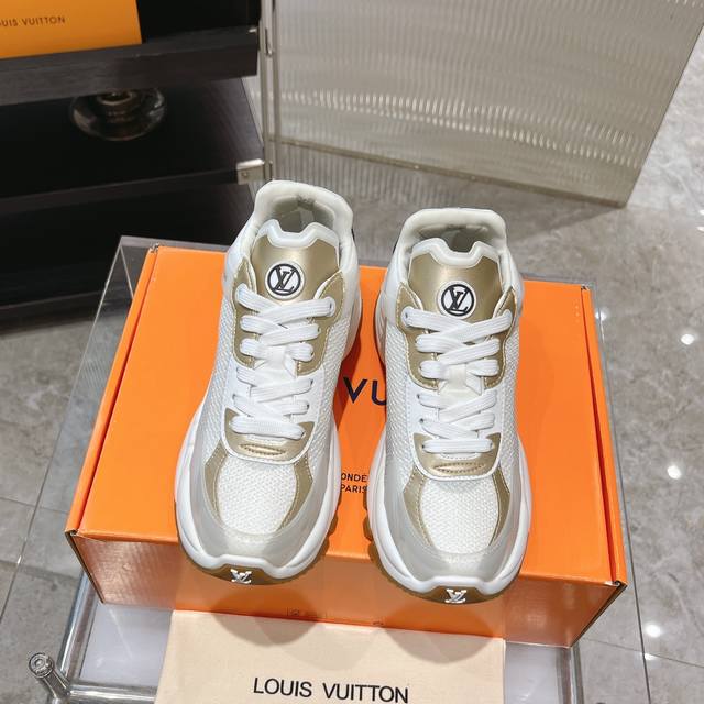 工厂价： 5 顶级代购版本 Lv Run55独家爆款摩登增高运动休闲鞋° 原版 P10220购入开发做货 舒适感极佳 像踩在云朵上 鞋面选材原版进口的dk透气网