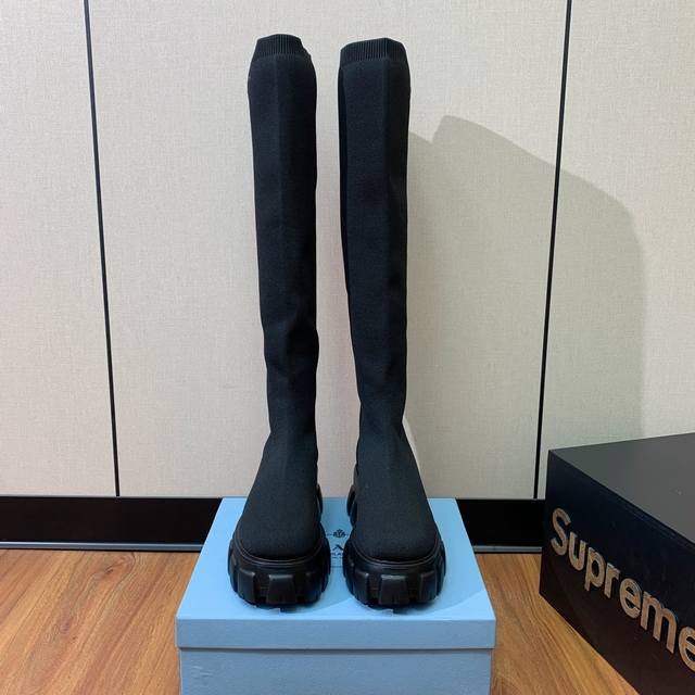 Prad* 厚底袜子靴。众多网红上脚，这款圆头粗跟，穿上增高休闲两不失误。 材质：面料进口飞织，羊皮垫脚。带logo 防滑鞋底。底厚6Cm。 码数：34-42