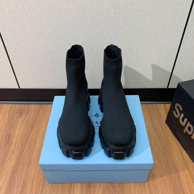 Prad* 厚底袜子靴。众多网红上脚，这款圆头粗跟，穿上增高休闲两不失误。 材质：面料进口飞织，羊皮垫脚。带logo 防滑鞋底。底厚6Cm。 码数：34-42