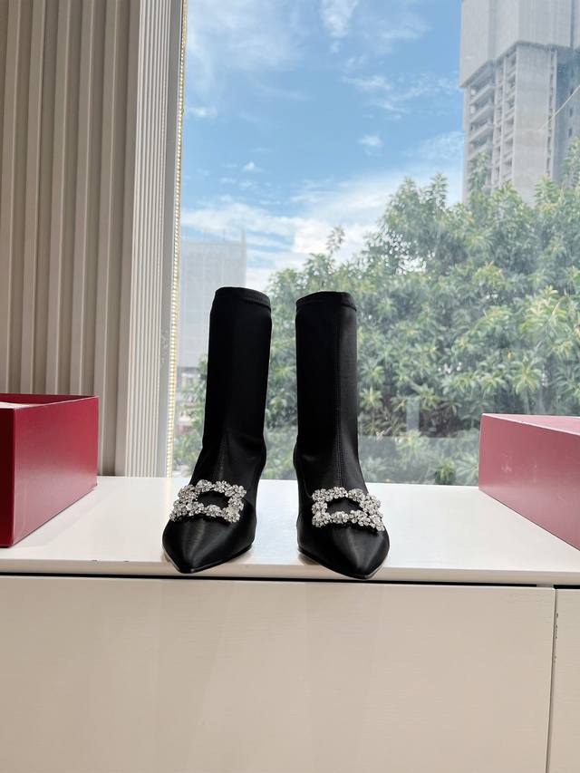 G988Roger Vivier 让我们一起来看全网首发 Rv最新款podium靴子頭勇超级软的皮质，走起路来超舒的短靴冬天不能没有它 面料：进口真丝 鞋底：真