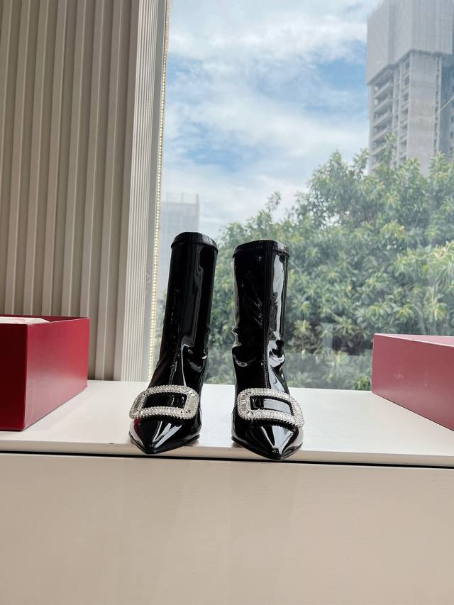 G988Roger Vivier 让我们一起来看全网首发 Rv最新款podium靴子頭勇超级软的皮质，走起路来超舒的短靴冬天不能没有它 面料：进口牛漆皮 鞋底：