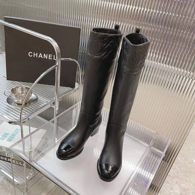 出厂价 B香奈尔1秋冬季高筒长靴子 小香家超级经典的一款机车靴 甜酷造型 上脚轻松增高又拉长腿型 搭配字母洋气又时髦 原版一比一复刻 面料：头层牛皮 牛磨砂 皱