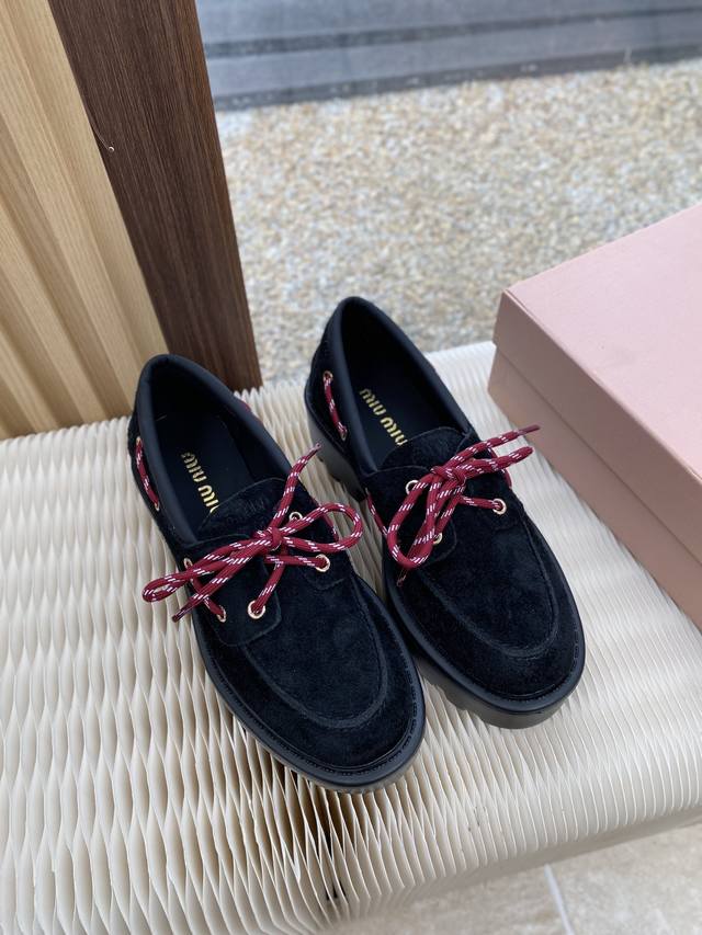 出厂 Miu Mi* 新款复古乐福鞋上脚随意搭配都非常好看，年度必入款！ 秋冬最新走秀款运动乐福鞋国内外博主刷爆的一款，小红书种草系列，复古又时髦上脚美炸了简约