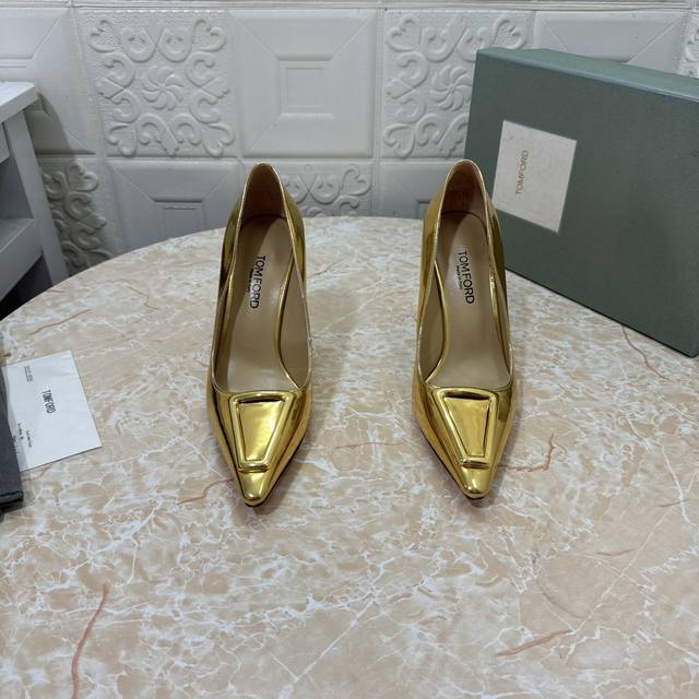Tom Ford顶级版本 高品质单鞋 新款 Tf标志装饰单鞋 鞋面：漆皮 蛇纹皮 垫脚：羊皮 跟高：10.5Cm 鞋底：Aaa级原版杏色真皮大底 Size：34