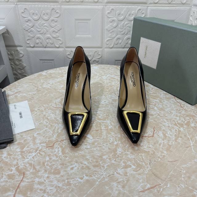 Tom Ford顶级版本 高品质单鞋 新款 Tf标志装饰单鞋 鞋面：漆皮 蛇纹皮 垫脚：羊皮 跟高：10.5Cm 鞋底：Aaa级原版杏色真皮大底 Size：34