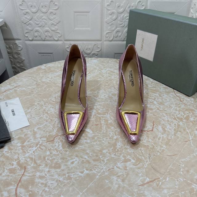 Tom Ford顶级版本 高品质单鞋 新款 Tf标志装饰单鞋 鞋面：漆皮 蛇纹皮 垫脚：羊皮 跟高：10.5Cm 鞋底：Aaa级原版杏色真皮大底 Size：34