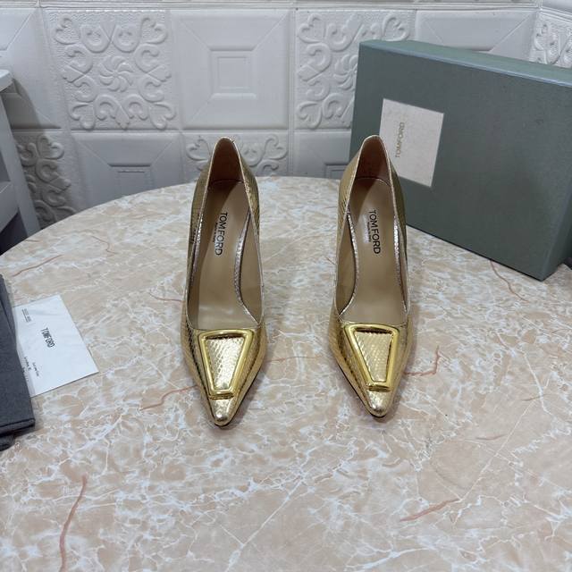 Tom Ford顶级版本 高品质单鞋 新款 Tf标志装饰单鞋 鞋面：漆皮 蛇纹皮 垫脚：羊皮 跟高：10.5Cm 鞋底：Aaa级原版杏色真皮大底 Size：34