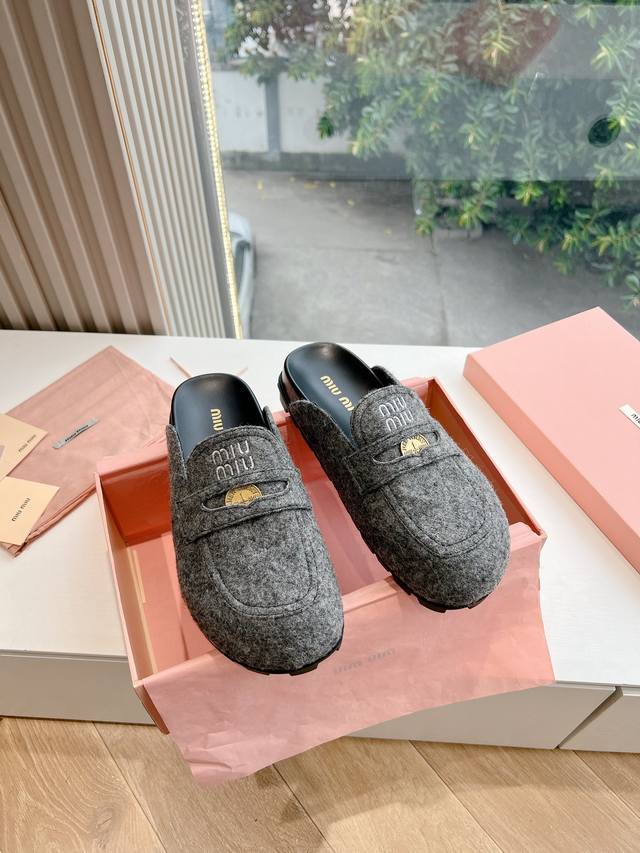 刺绣logog0286现货供应miumiu*缪缪厚底 年新款英伦风包头毛拖 怎么穿都好看今夏时髦精最爱 看起来不怎么舒服 上脚超级舒服 面料：磨砂鹿皮 内里：牛